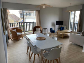 Appartement 65m2 avec balcon vues mer à 150m de la plage et centre, wifi et parking privé